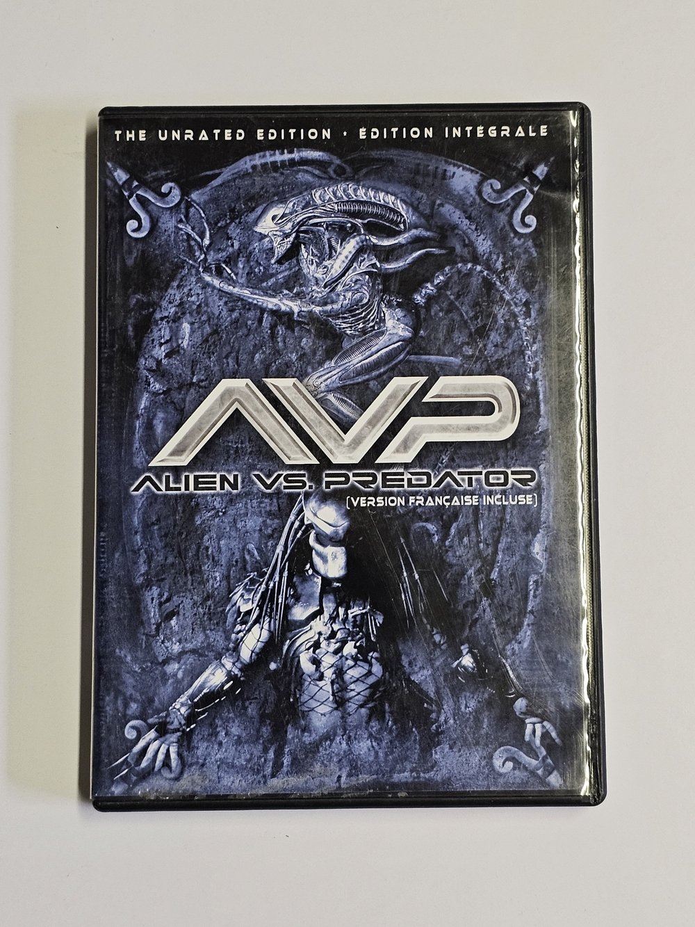 AVP Alien vs Predator DVD 2-Disc Unrated Collectors Edition Comic Inserts
